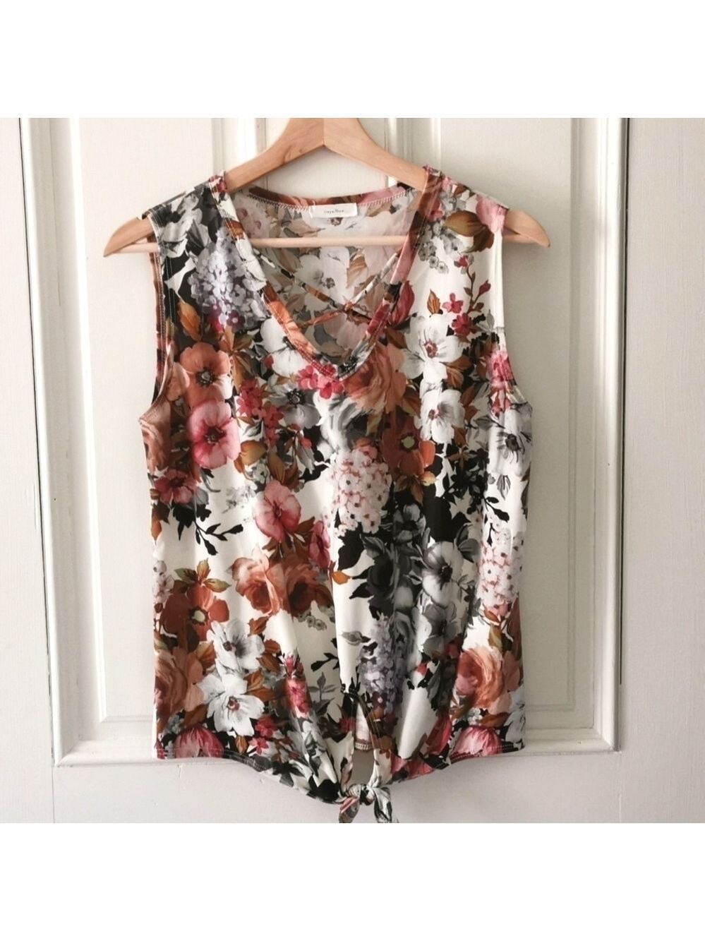 Tiny Willow floral sleeveless tee. Size Medium. EUC